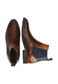 Stivali Chelsea in pelle intrecciata marrone con pannelli laterali elasticizzati blu navy e dettagli in marrone chiaro, mostrati viste dall'alto e di lato.