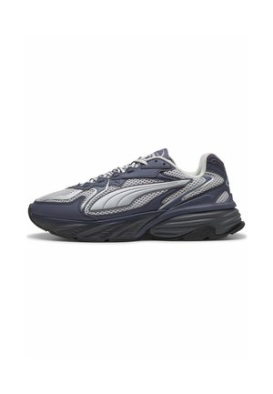 Mørkegrå og lysegrå atletik-sneaker med mesh og syntetisk overdel, tyk sål og sidelogo-stribe, vist fra ydersiden.
