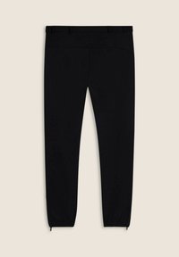 Pantalones jogger negros hechos de tela ligera con un diseño cónico, cintura elástica y puños con cremallera para un ajuste seguro.