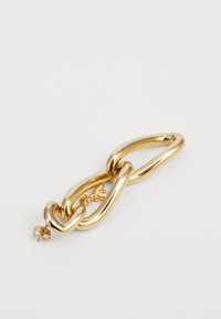 Accesorio de cadena de metal dorado con eslabones lisos entrelazados, adornado con un delicado acento de flor y un pequeño detalle de broche.