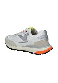 Weiße Sportschuhe mit strukturiertem Obermaterial, grauen Akzenten, orangefarbener Sohle, leuchtenden Schnürsenkeln und einem Gummiprofil für besseren Grip.