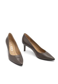 Par visokih pet z obozom v obliki špice iz rjave usnje za ženske s srednje visokimi tankimi petami na belem ozadju.