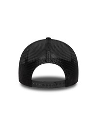 Μαύρο καπέλο snapback με κάλυμμα από δίχτυ και καμπυλωτό γείσο, διαθέτει πλαστική ρυθμιζόμενη λουρίδα στο πίσω μέρος και υφή επιφάνειας για αερισμό.