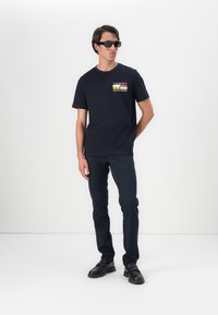 Tommy Hilfiger COLOUR FLAG TEE - T-shirts print - desert sky