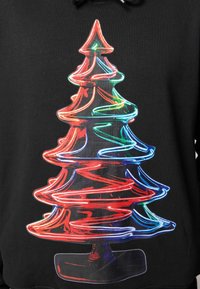 Sudadera negra con un gráfico colorido y estilizado de un árbol de Navidad, con líneas de neón rojas, verdes y azules, y patrones en espiral.