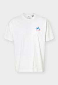 Λευκό κοντομάνικο T-shirt Adidas με μικρό μπλε και ροζ λογότυπο «Paris» στην αριστερή πλευρά του στήθους.