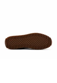 Suela de zapato marrón oscuro con un patrón de diamante texturizado y bordes estriados para mayor agarre, mostrada sobre un fondo blanco.