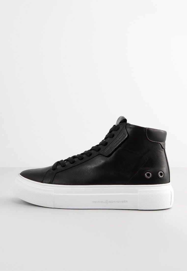 Schwarzer Leder-Hightop-Sneaker mit flacher weißer Gummisohle, abgerundetem Zehenbereich und Ösenakzenten. Verfügt über eine glatte Textur und ein minimalistisches Design.