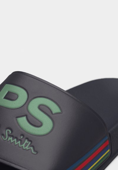 Μαύρο σανδάλι με φερμουάρ με πράσινο κείμενο "PS Smith" στο λουράκι και πολύχρωμες ρίγες στο πλάι της σόλας.
