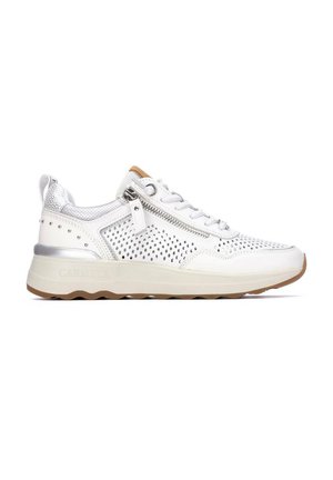 Zapatilla deportiva de piel blanca con lados perforados, cordones delanteros, cremallera lateral, detalles metálicos y suela de goma beige con patrón de ondas.