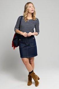 Stribet navy- og hvid langærmet skjorte parret med en mørk denimnederdel med to forlommer og guldknapdetaljer. Brune hælankeleder.