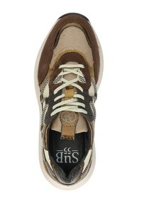 Bruine en beige sneaker van mesh en suede materiaal, ronde neus, vetersluiting aan de voorkant, textuuraccenten en logo op de inlegzool.