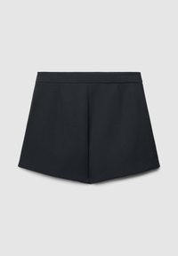 Pantaloncini neri con un design strutturato, dotati di una cintura piatta e pieghe sottili. Realizzati in un tessuto tessuto liscio.