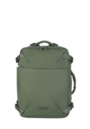 Zaino impermeabile verde con design strutturato, manico superiore, spallacci regolabili e tasca frontale. Presenta zip resistenti e dettagli del logo.