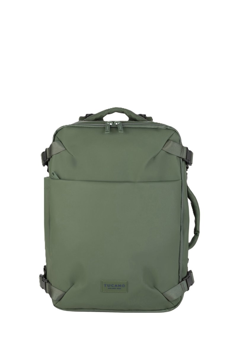 Zaino impermeabile verde con design strutturato, manico superiore, spallacci regolabili e tasca frontale. Presenta zip resistenti e dettagli del logo.