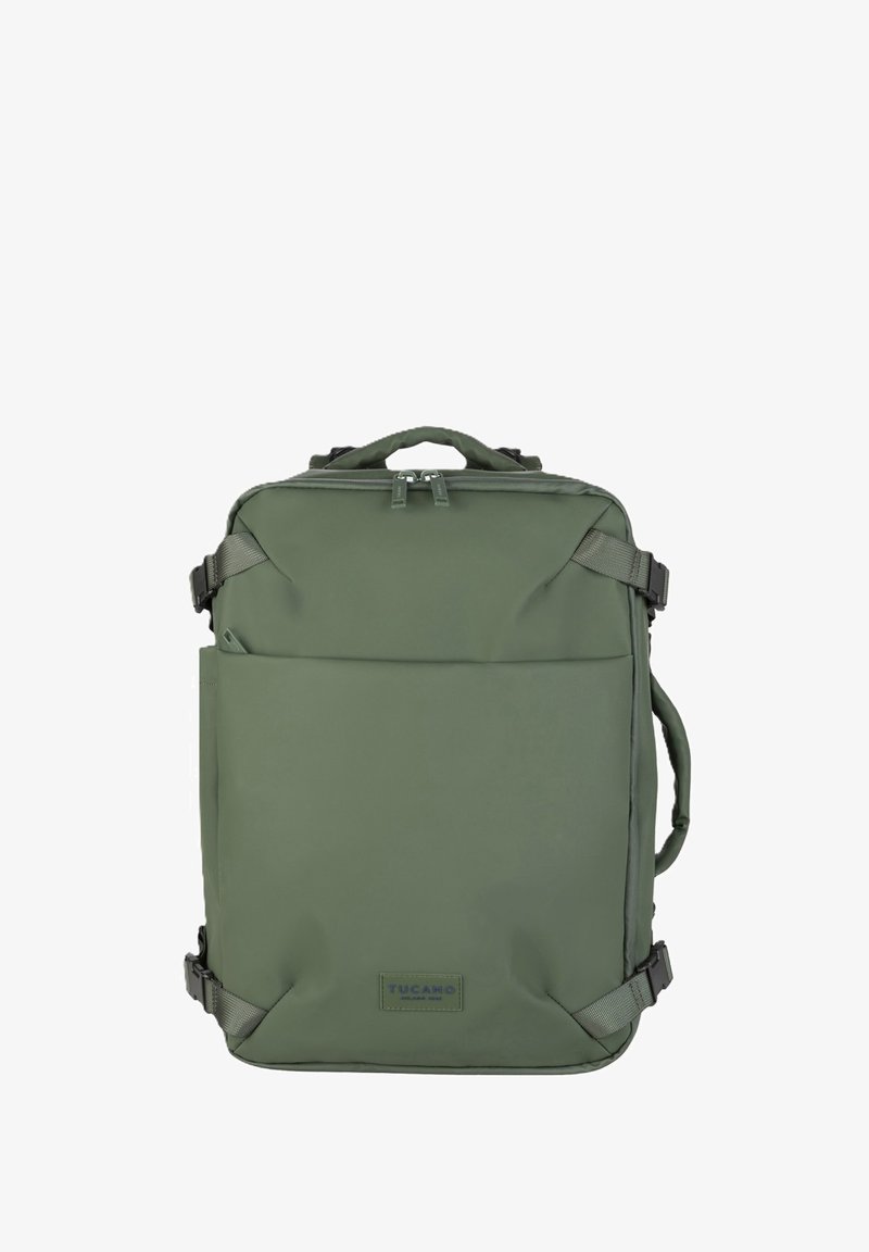 Zaino impermeabile verde con design strutturato, manico superiore, spallacci regolabili e tasca frontale. Presenta zip resistenti e dettagli del logo.