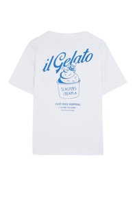 Weißes Baumwoll-T-Shirt mit blauem grafischem Text und einem Eisbecher-Design auf dem Rücken, mit "il Gelato" und "Scalpers Cream."