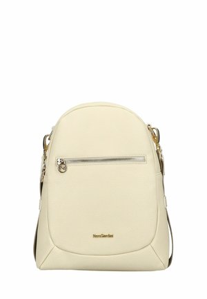 Kremfarvet læderrygsæk med lynlåslomme foran, guldfarvet metalhardware og justerbare skulderstropper.