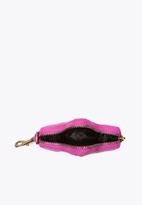 Różowa kosmetyczka na zamek z teksturowanym zewnętrzem, złotymi akcesoriami i ciemnym materiałem wewnętrznym. Oferuje małą, kompaktową konstrukcję do przechowywania.