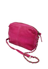 Sac bandoulière en cuir rose avec sangle tressée et ferrures dorées. Texture lisse, fermeture éclair, forme rectangulaire et détail de couture minimal.