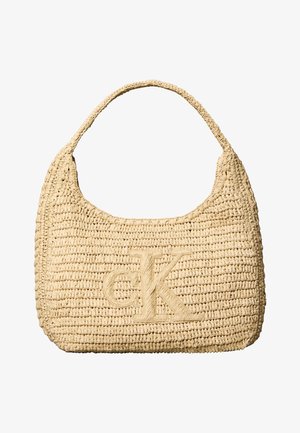 Beige vevd håndveske med kort håndtak og opphøyd "CK"-logo brodert midt foran.