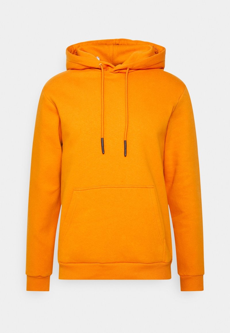 Sudadera naranja hecha de tela suave, con un bolsillo frontal, cordones en la capucha y puños acanalados. Textura suave y corte relajado.