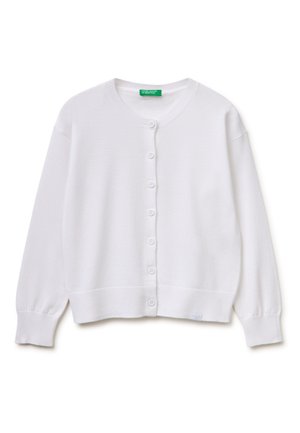 Weißer langärmeliger Cardigan mit Knöpfen, gerippten Bündchen und Saum, rundem Halsausschnitt und grünem Markenlabel im Nacken.