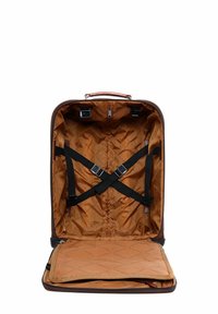 Maleta marrón con un interior beige. Presenta correas negras cruzadas para asegurar el contenido y un compartimento con cremallera en la parte inferior.
