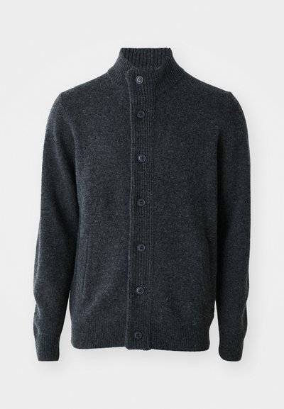 Cardigan gris foncé en tissu tricoté, présentant un col côtelé, une fermeture à boutons sur le devant et des manches longues avec des bords côtelés.