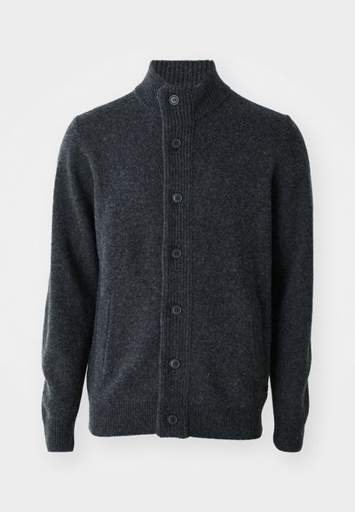 Cardigan gris foncé en tissu tricoté, présentant un col côtelé, une fermeture à boutons sur le devant et des manches longues avec des bords côtelés.