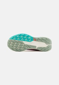 Semelle de chaussure de course avec un dessus en caoutchouc bleu-vert et un motif texturé, semelle intermédiaire grise et talon renforcé pour une meilleure traction.