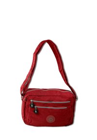 Rote Stoff-Schultertasche mit einem gepolsterten Hauptfach, zwei vorderen Reißverschlusstaschen und einem runden Logo-Akzent. Verfügt über einen breiten Tragegurt.