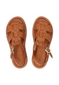 Braune Ledersandalen mit geflochtenem Riemendesign, verstellbarem Schnallenverschluss, abgerundeter Zehenpartie und flacher Sohle. Texturiertes Fußbett mit sichtbarem Branding.