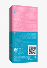 Opakowanie serum Weleda Booster Drops. Prostokątne pudełko w różowo-niebieskim wzorze, zawierające informacje o produkcie oraz kod QR. Pojemność: 30 ml.