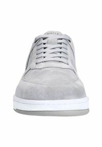 Grijze suède sneaker met een gestructureerde bovenkant, witte rubberen zool, zes veterogen en platte veters. Minimalistisch ontwerp met subtiele stikdetails.