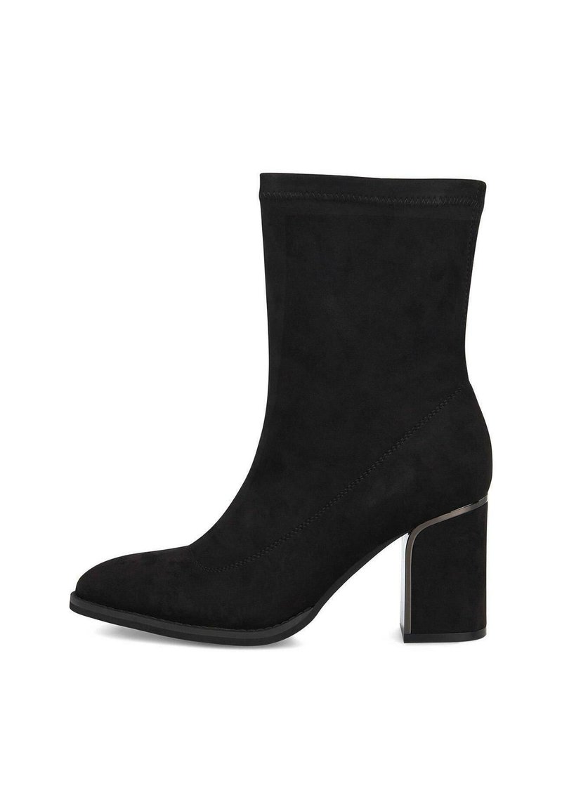 Bota de ante negra hasta la mitad de la pantorrilla con punta redondeada y tacón cuadrado, que presenta un acabado metálico brillante cerca de la base.