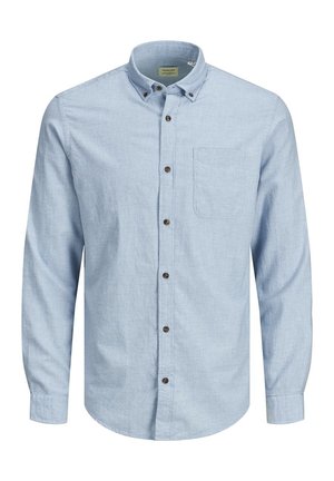 Jasnoniebieska męska koszula na długi rękaw z guzikami, zapiętym kołnierzykiem i kieszenią na piersi po lewej stronie.