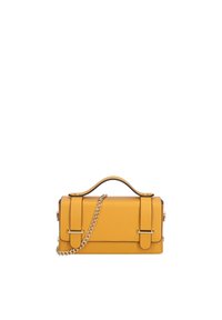 Borsa a tracolla in pelle gialla con forma rettangolare, manico superiore e tracolla in catena dorata. Presenta dettagli cuciti e accenti in hardware argentato.