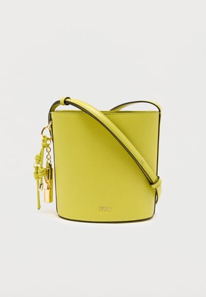 Limegrønn Furla bøtteveske med justerbar stropp, gullfarget maskinvare og dekorative knyttede dusker på hvit bakgrunn.