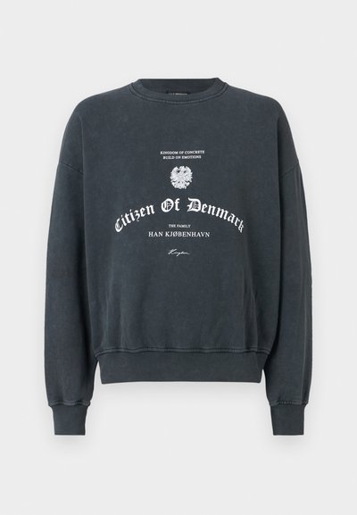 Σκούρο γκρι φούτερ από βαμβακερό μείγμα, με στρογγυλή λαιμόκοψη, ραμμένα μανίκια και στρίφωμα, και λευκό γραφικό κείμενο στο μπροστινό μέρος.