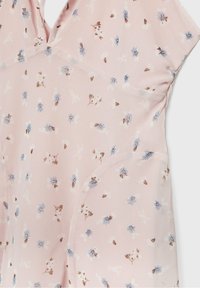 Tejido ligero de color rosa con un patrón floral que presenta flores azules y acentos marrones, diseñado con un escote en V y mangas anchas.