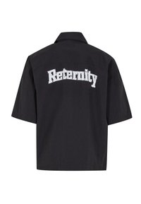 Schwarzes Kurzarmhemd mit Kragen. "Reternity" ist auffällig in Weiß auf dem Rücken gestickt. Leichtes Material.