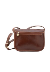 Borsa a tracolla in pelle marrone con una texture liscia, tasca anteriore con zip e tracolla regolabile; presenta cuciture a contrasto e una forma arrotondata.