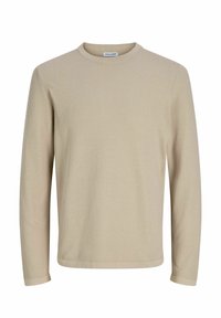 Pull beige en maille gaufrée à manches longues avec col rond et texture subtile, étiquette visible à l'intérieur du col indiquant « JACK & JONES. »