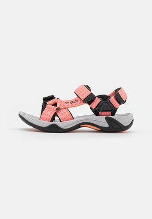 Sportsandalen met roze en zwarte geruite banden en verstelbare klittenbandsluitingen; grijze, gevoerde zool met een gekarteld zwart loopvlak.