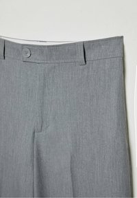 Pantalon gris habillé avec fermeture par bouton, passants de ceinture et détail plat à l'avant sur un fond clair.