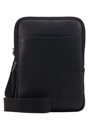 Cartera de cuero negra con cierre de cremallera, de forma rectangular y con un diseño cosido. Presenta un bolsillo frontal con logo grabado y una correa.