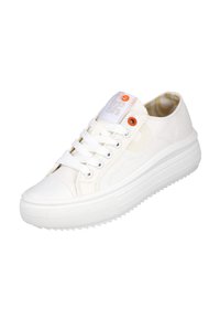 Zapatillas de lona blancas con punta redondeada, suela de goma, diseño de cordones y un acento naranja cerca del ojal. Texturas sutiles y detalles de costura.