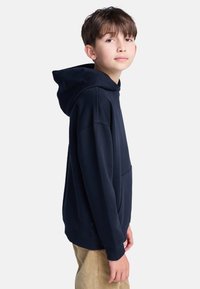 Felpa con cappuccio blu navy, dotata di tasca a canguro e bordi a coste. Realizzata in tessuto morbido e flessibile, progettata per il comfort e la facilità di movimento.