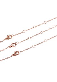 Rosaguld kædedesign med sammenkoblede cirkler og lukkeanordninger i form af en hummerlås. Glat metallisk overflade, skrøbeligt design og en elegant afslutning.